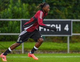 17yo Nigerian winger training with Newcastle United first team in Germany 